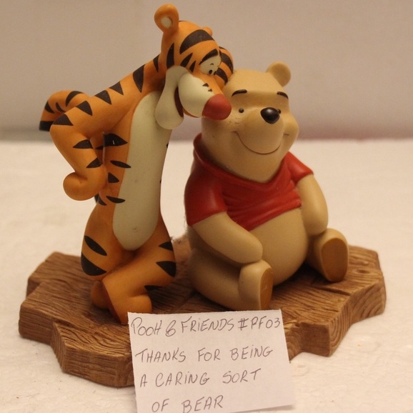 (REF 30 - POOH) ESTATUA - DISNEY - PF 03 URSINHO POOH AND FRIENDS THANKS FOR BEING A CARING SORT OF BEAR TIGRÁO E POOH JUNTOS PORCELANA BORBOLETA