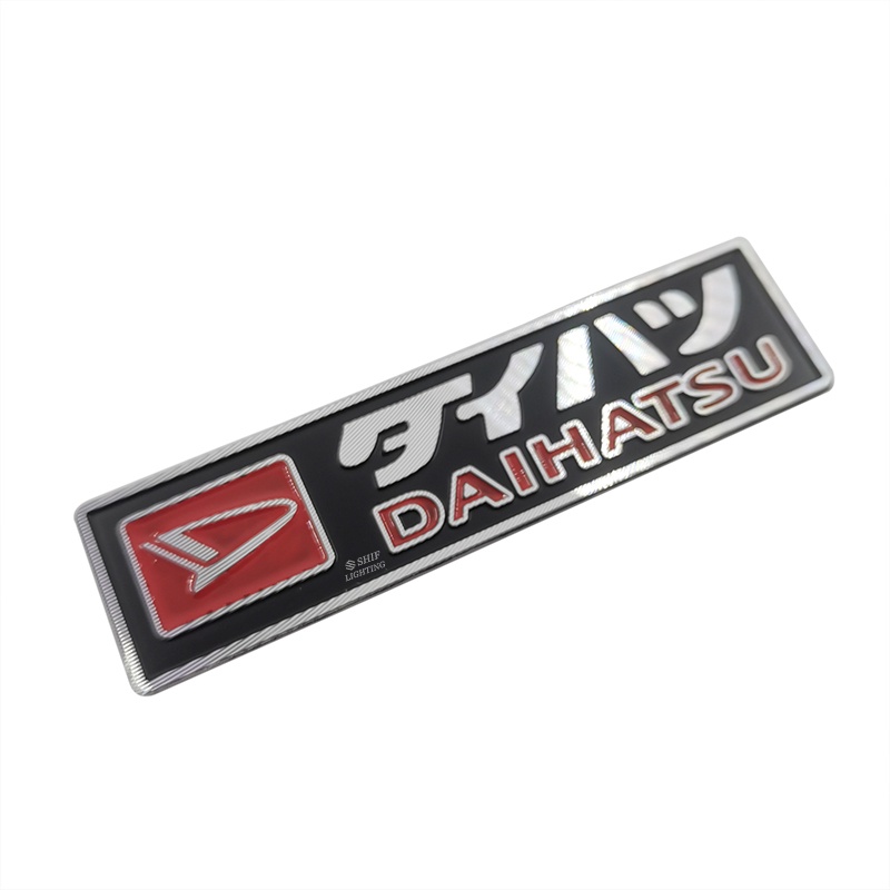 1 x Metal DAIHATSU Logotipo Carro Auto Traseiro Tronco Tampa Emblema Adesivo Decalque Substituição Para