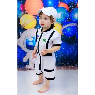 Macacão astronauta manga curta e bermuda.