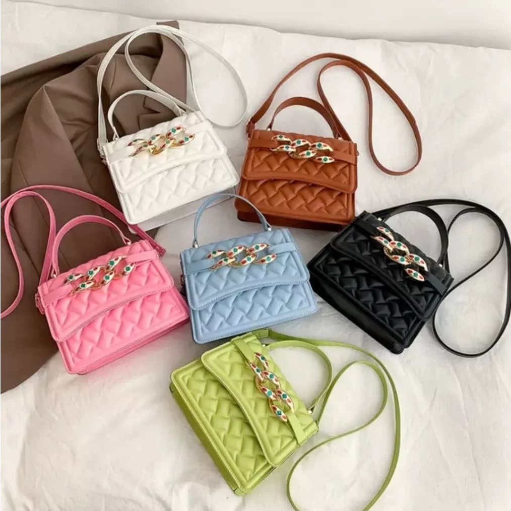 Bolsa feminina transversal com corrente 3 elos com pedrinha