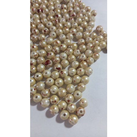 Pérola bege com vermelho 6mm pacote com 50gramas
