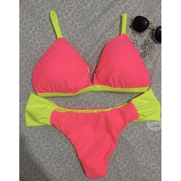 Biquíni fixo com calcinha borboleta rosa neon com amarelo neon bojo removível