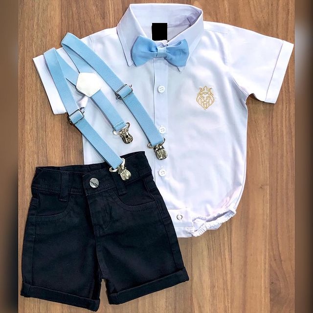 Roupa Menino Bebê Tema Batizado Body Manga Curta Branco Bermuda Color Azul Marinho Suspensório e Gravata Azul Claro