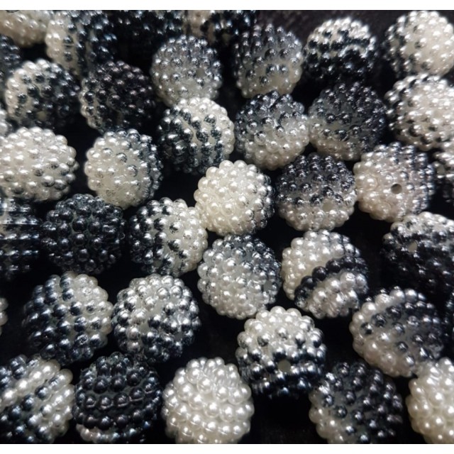 50aprox. Perolas Craqueladas 10mm Mesclada de Branco e preto com furo. em Oferta na Shopee