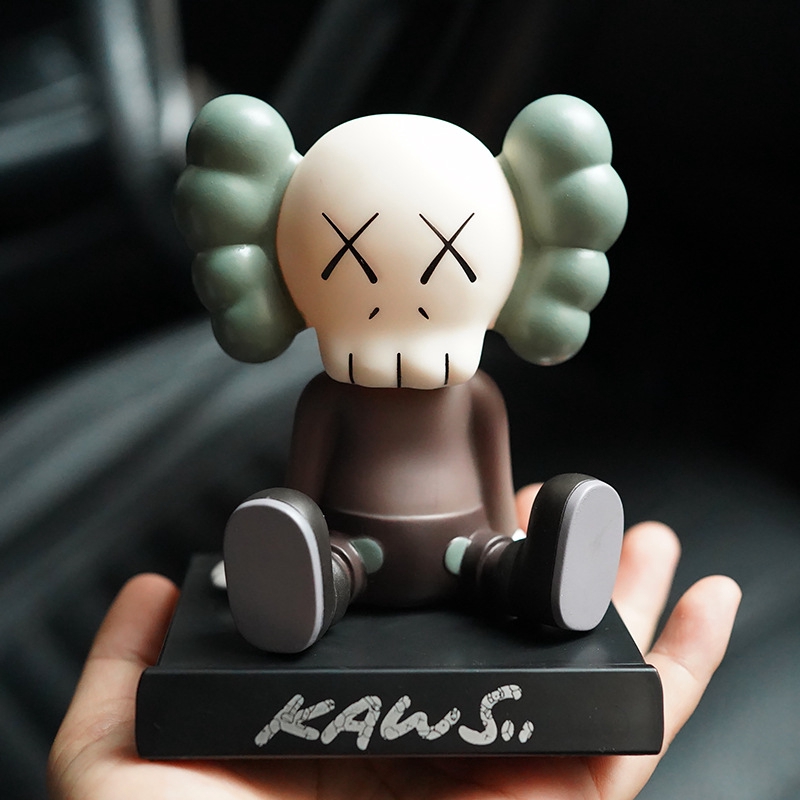 Moda KAWS Cabeça Do Carro Bonecas Que Agitam A Porta-Objetos Decoração Painel De Instrumentos