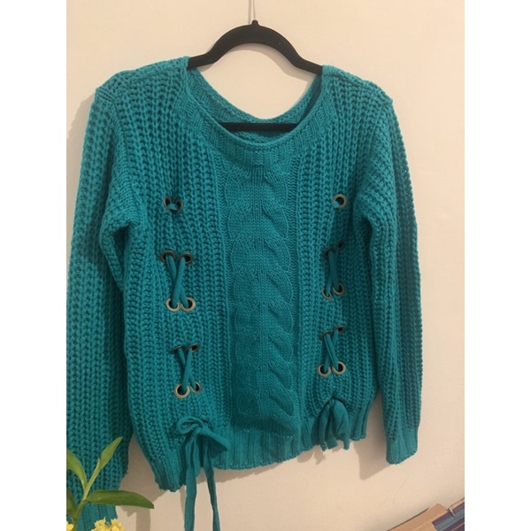 Blusa de lã com detalhes em ilhós.