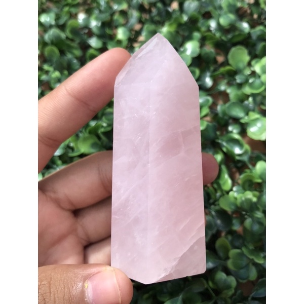 Ponta Quartzo Rosa de aproximadamente 135g, 8cm de comprimento e 3cm de largura.