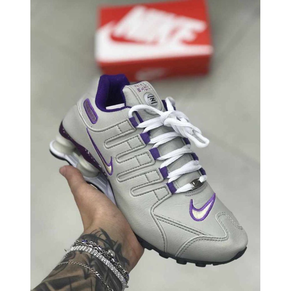 tenis nike cinza e roxo