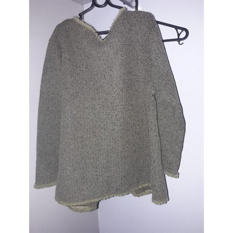 Casaquinho de lã com botões.