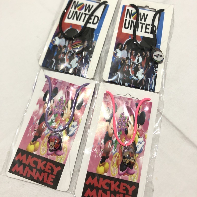 cordão com pingente now United e Mickey e Minnie infantil