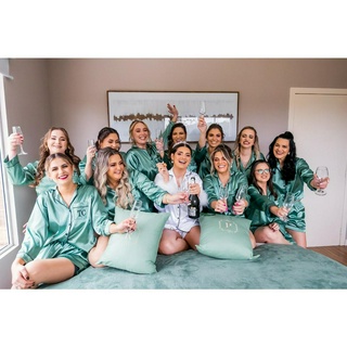 Conjunto de Pijamas Personalizados para Noiva e Madrinhas - Pijama Americano de Cetim.