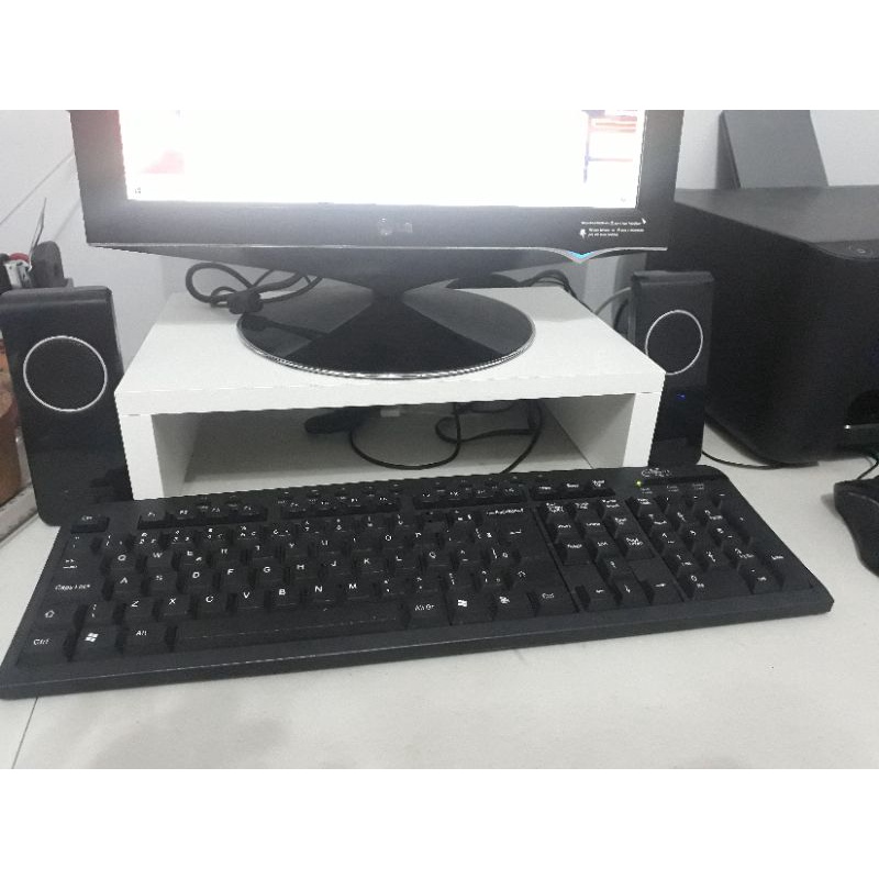 Suporte para monitor feito em mdf branco fitado