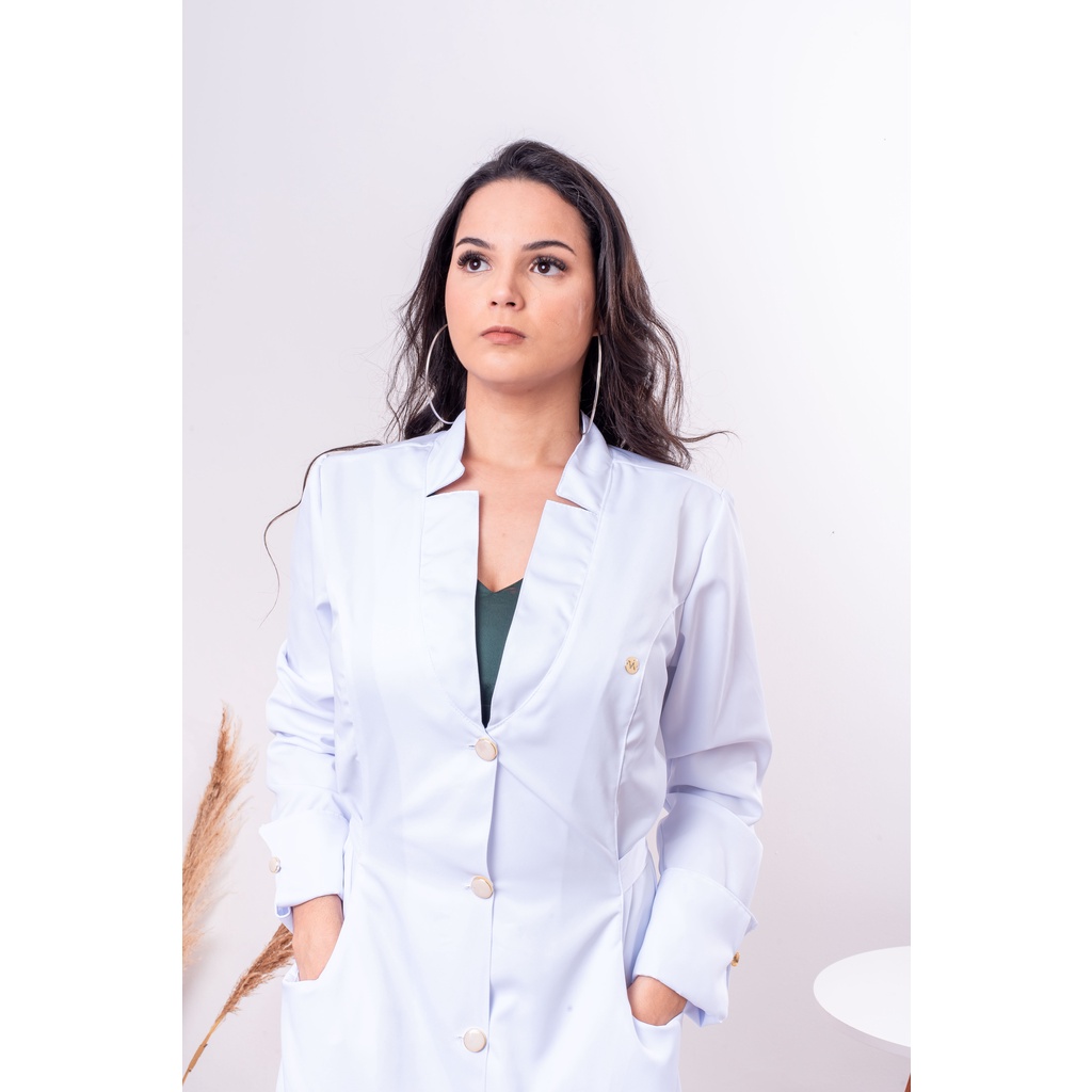 Jaleco feminino acinturado enfermagem esteticista medicina micropigmentadora designer de cilios e sobrancelhas fisioterapeuta - Quem disse que todo jaleco é igual, venha conheceer a nova coleção de Vivi Jalecos - Diva branco
