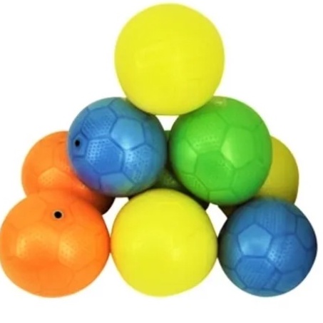Kit com 4 bolas  coloridas para brincar com tabela de basquete.