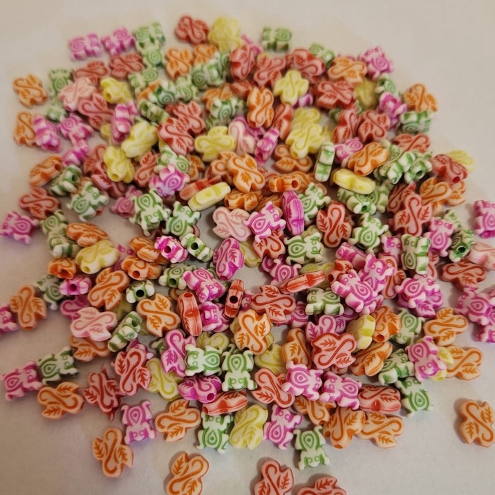 100 Contas Infantis Diversas coloridas em plástico. Ideal para fabricação de pulseiras em Oferta na Shopee