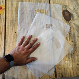 50 Sacolas plásticas  Boca de palhaço  Vazada - Transparente Fosca & coloridas temos várias medidas. em Oferta na Shopee