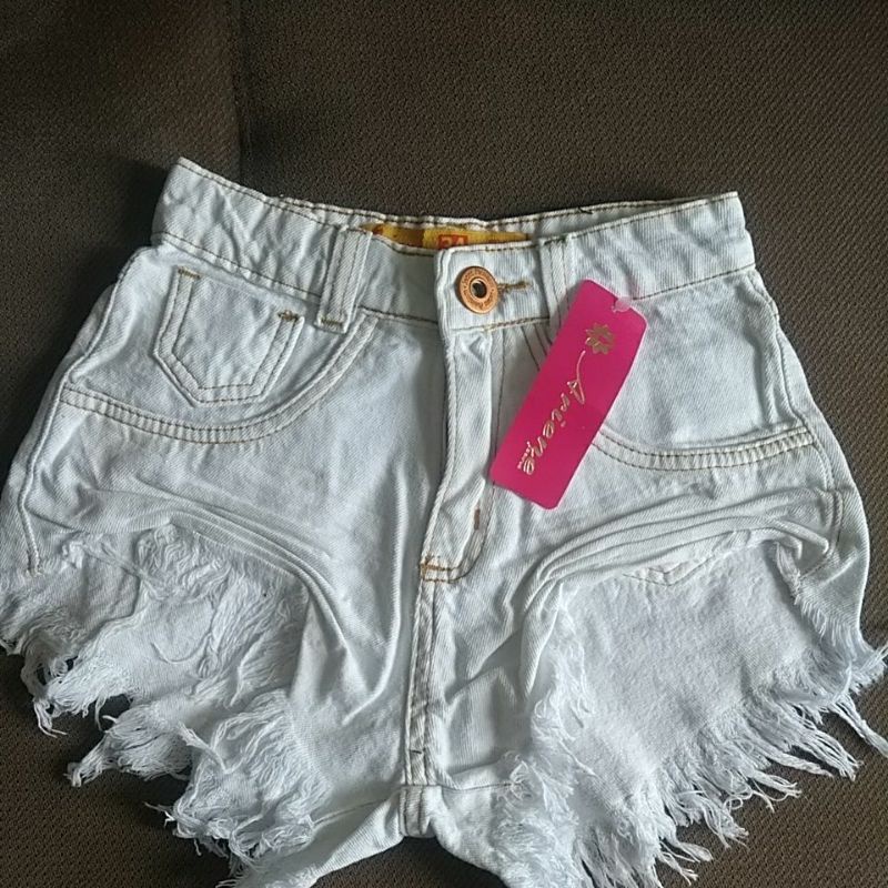 short jeans cintura alta off-white em Oferta na Shopee