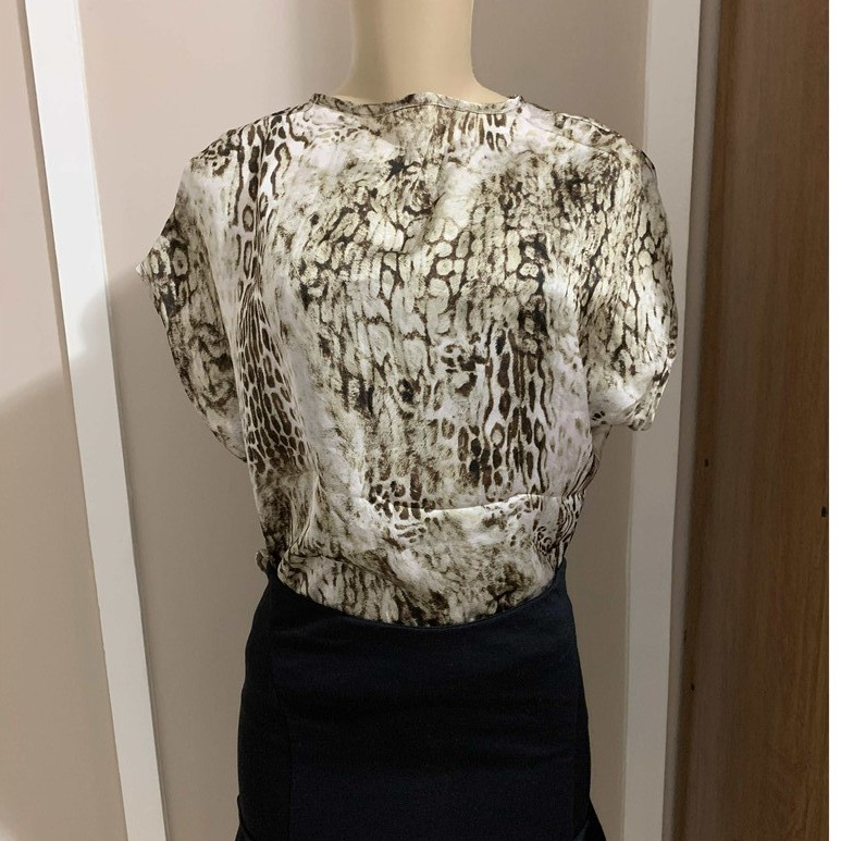 Blusa Social de Cetim com Estampa de Oncinha - Brechó, Desapego e Bazar de Roupas Femininas: Encontre Estilo e Elegância em Peças Femininas Únicas