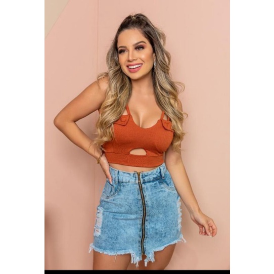 Mini saía jeans com zíper na frente destroied em Oferta na Shopee