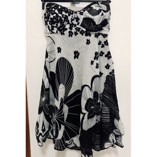 Vestido Curto Floral Preto e Branco CALF P - Veste 42/44