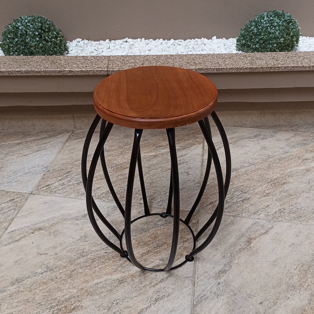 Banco barril de ferro e madeira decoração para áreas gourmet, cozinhas, bares, lanchonetes oferta