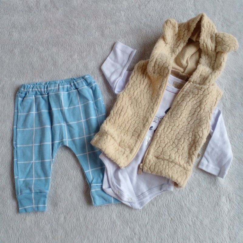 Conjunto baby inverno masculino com calça, body e colete com capuz e orelhinhas peluciado 3 peças