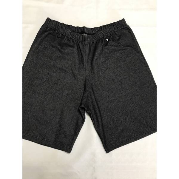 Bermuda shorts adulto feminino Tecido confortável e liso Elástico na cintura e bolsos traseiros Ajustável ao corpo Tamanho G1 Cor Preto, semelhante a cor de jeans  Marca Dipherente Composição: 69% Algodão, 25%Poliéster e 6% Elastano