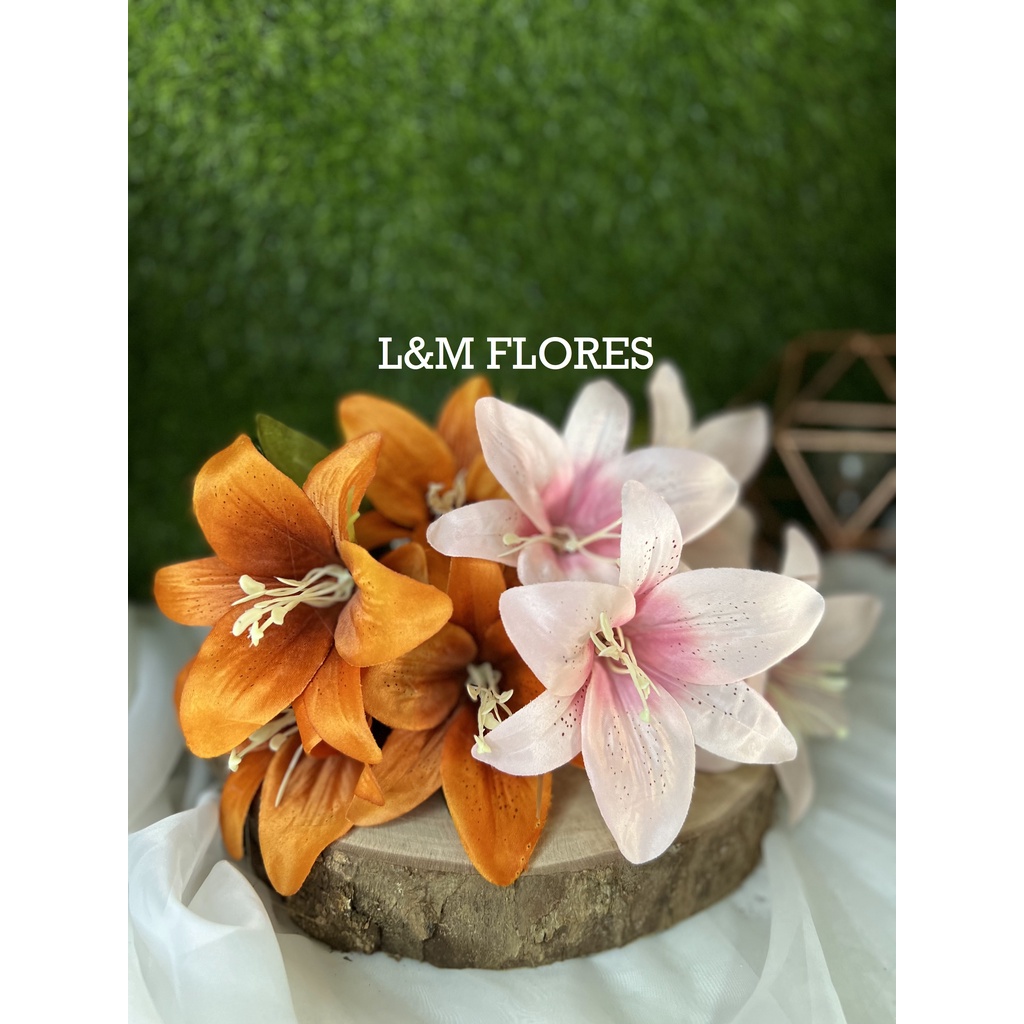 Buquê Cores Novas de Lírio artificial com 5 flores ideal para arranjos e decoração de casamento, casa, festas e eventos