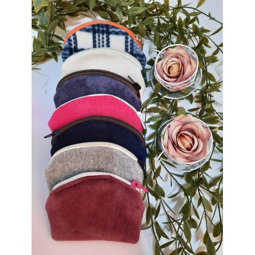 Bolsinha, Niqueleira, Guarda Moedas Em Plush Super Prática.