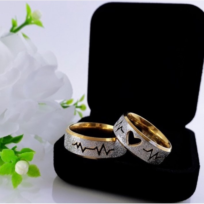 Par de Aliança de Casamento Grossa Banhado a Ouro 18k Batimentos Cardíacos Coração Vazado 8mm Anatômico + Solitário