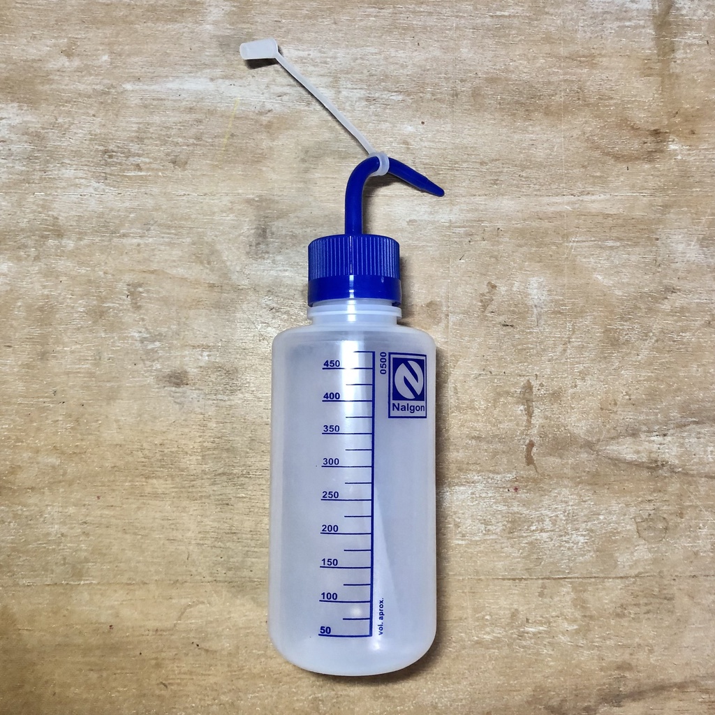 Pisseta Plástica Graduada 500 Ml Bico Curvo