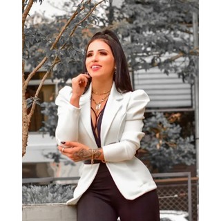 Blazer acinturado com mangas princesa