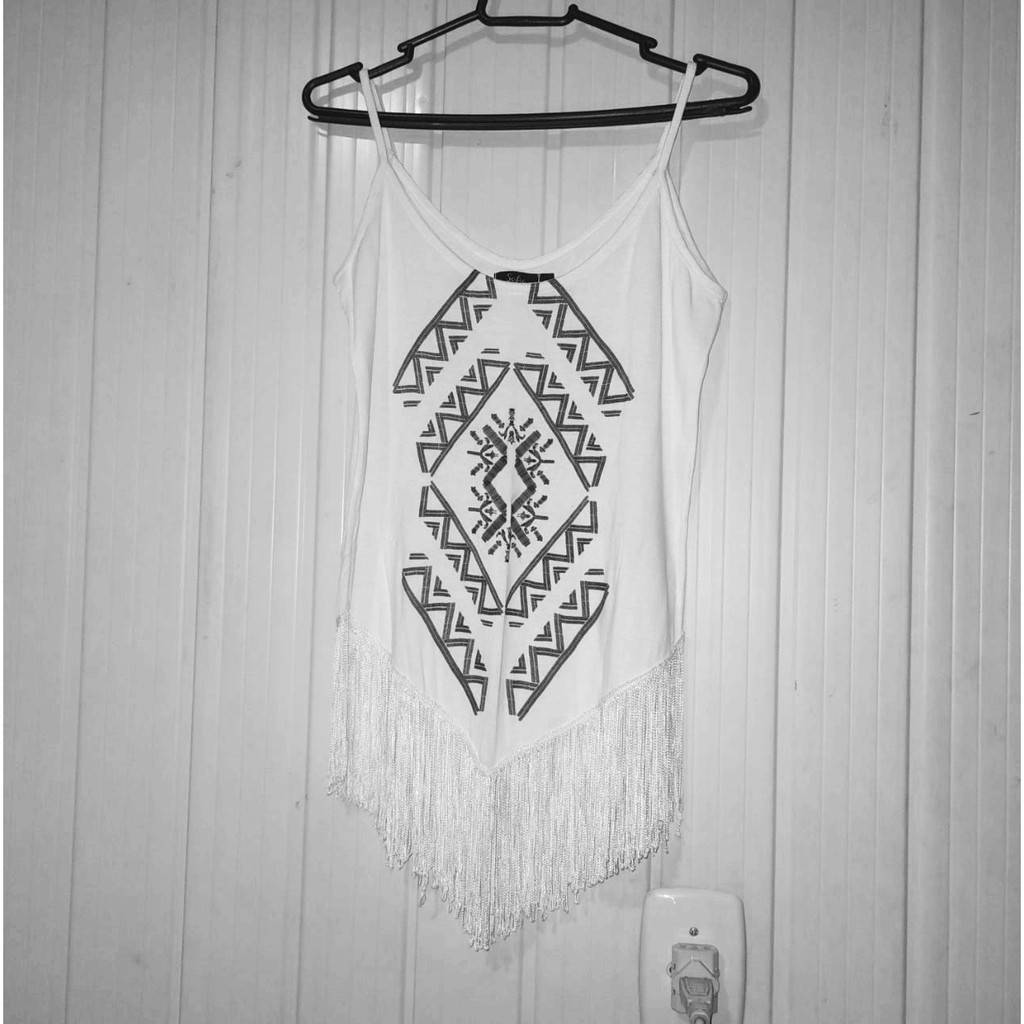 blusa t shirt branca com franja P usada