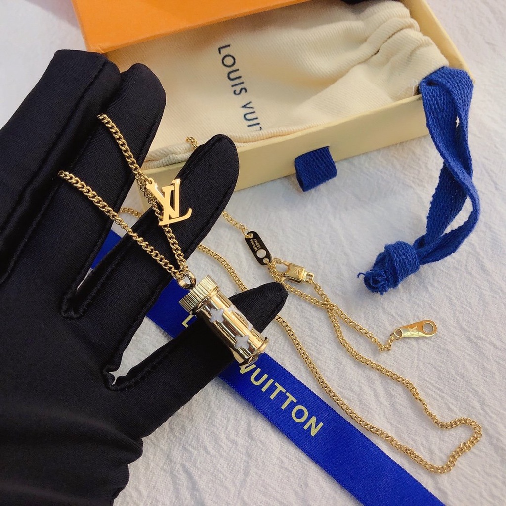 Louis Vuitton Gargantilha Feminina Com Pingente De Letras LV E Correntes