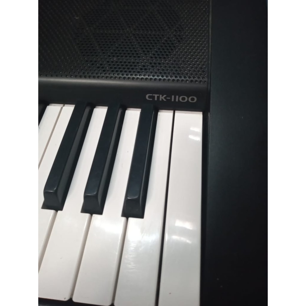 Teclado Casio CTK 1100. Acompanha Fonte  apoio para partituras