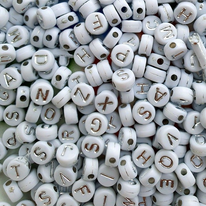 10 Peças de Miçanga Infantil Alfabeto A - M Redondo Branco Letra Prata 7mm Entremeio Furo Passante Colorido