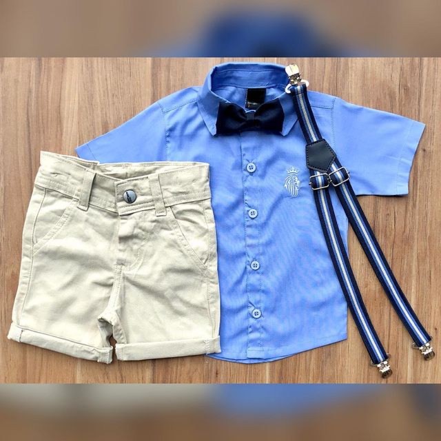 Roupa Menino Infantil Camisa Manga Curta Azul Bermuda Bege Suspensório e Gravata