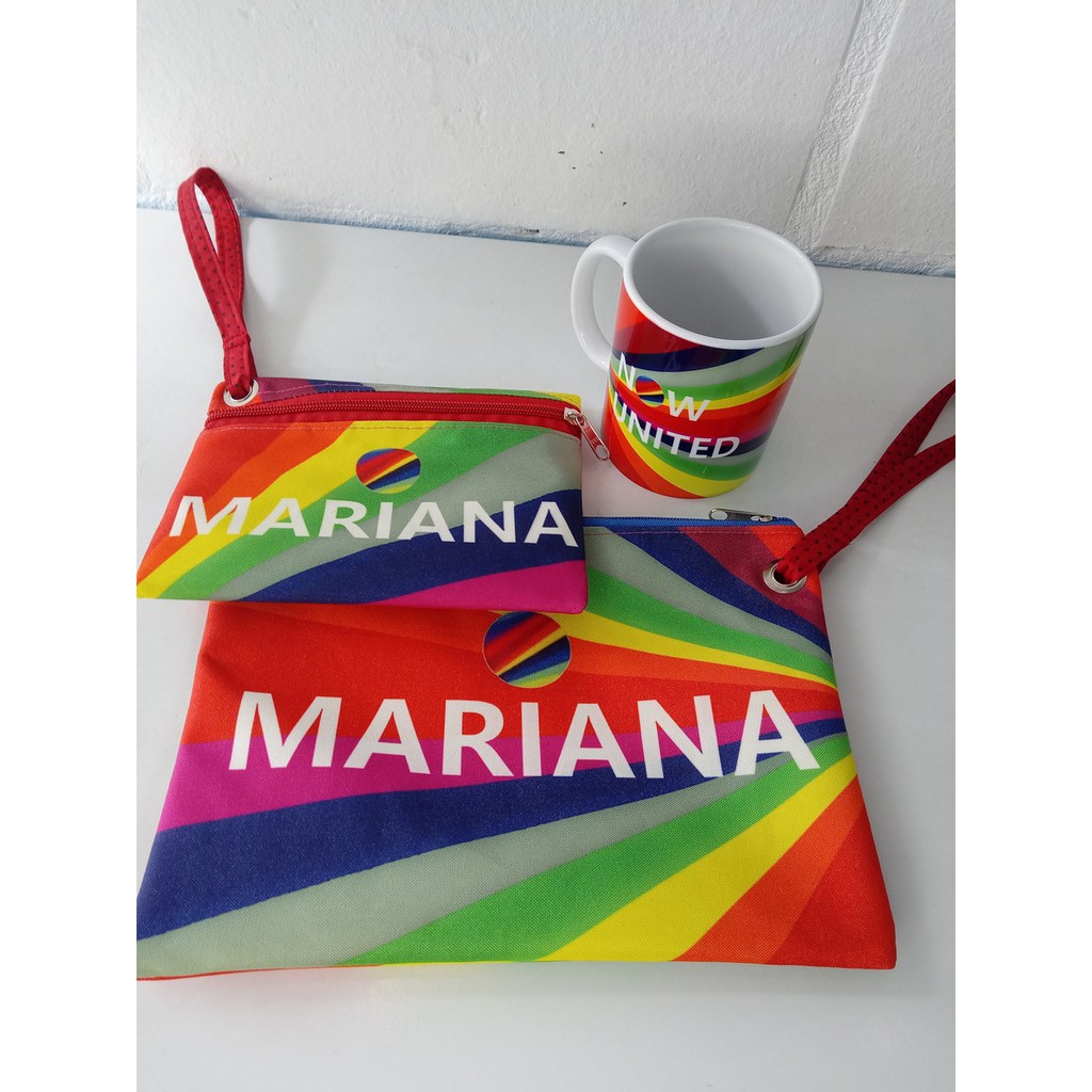 Kit da Banda Now United. Quem não precisa de muitas nécessaires e organizadores? Este kit composto por duas necessaires + uma caneca com uma estampa para lá de delicada e linda