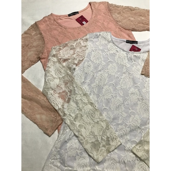 Blusa Camisa adulto feminino Modelo fechado, tradicional e manga longa Tecido rendado, forrado exceto nas mangas Cores rosa claro e branco/off white Tamanho M e G Marca Nova Versão Composição: 96% Viscose e 4% Elastano; renda: 100% Poliéster