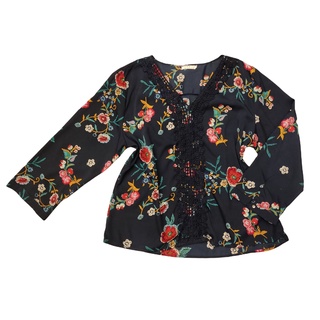 Blusa Feminina Manga Longa com Detalhes em Renda Modelo Plus Size Estampada Florida 12- PD80320