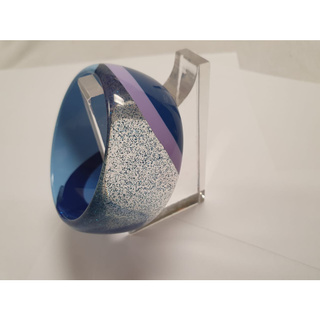 pulseira bracelete de acrilico azul com detalhes de tons de roxo/azul e brilho