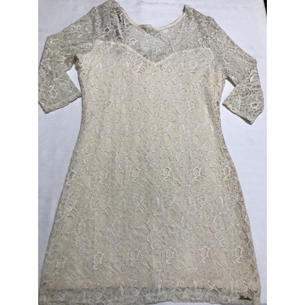 Vestido adulto feminino Modelo manga longa com abertura em zíper na parte das costas Tecido rendado com forro interno no corpo Cor creme Tamanho G Marca Endless Composição: renda 100% Algodão e forro 96% Viscose e 4% Elastano