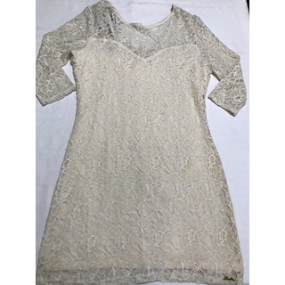 Vestido adulto feminino Modelo manga longa com abertura em zíper na parte das costas Tecido rendado com forro interno no corpo Cor creme Tamanho G Marca Endless Composição: renda 100% Algodão e forro 96% Viscose e 4% Elastano