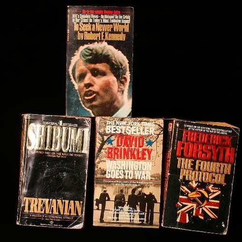 4 Best Sellers Escritos Em Inglês E Impressos E Papel Jornal