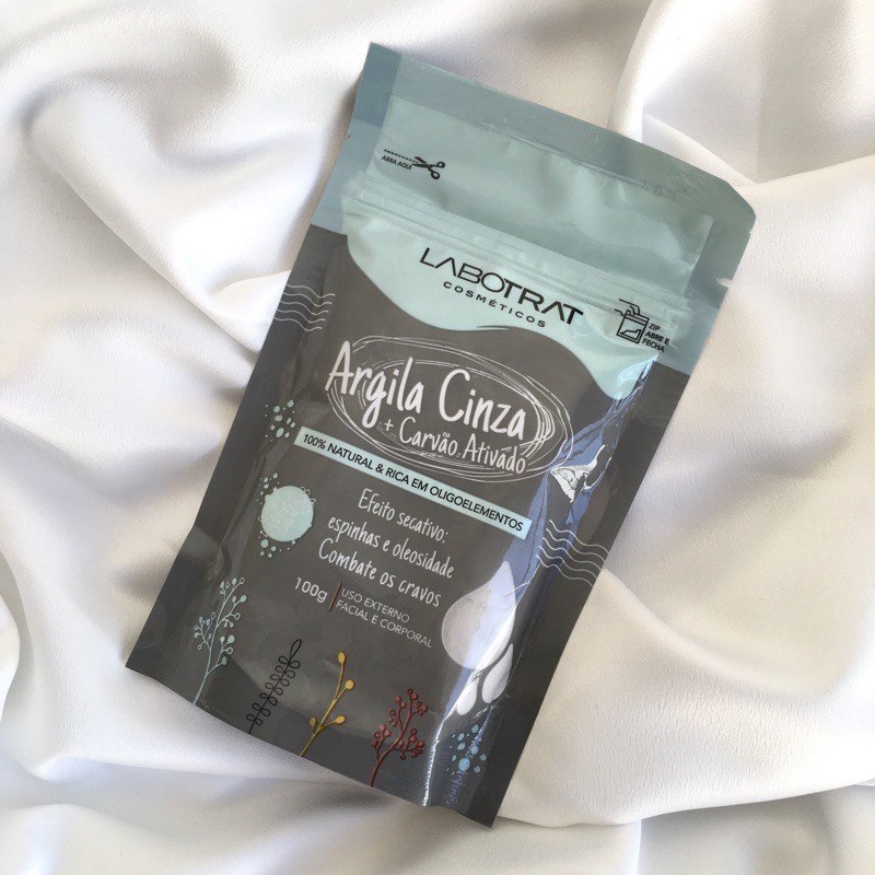 Argila Cinza + Carvão Ativado com efeito secativo contra espinhas e oleosidade Combate cravos Pele Acneica 100g Labotrat Skin Care