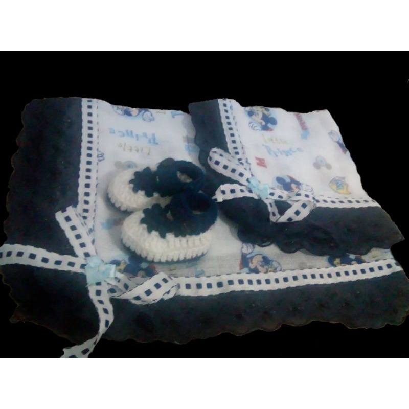 kit  fraldas com estampa do Mickey e sapatinho de crochê