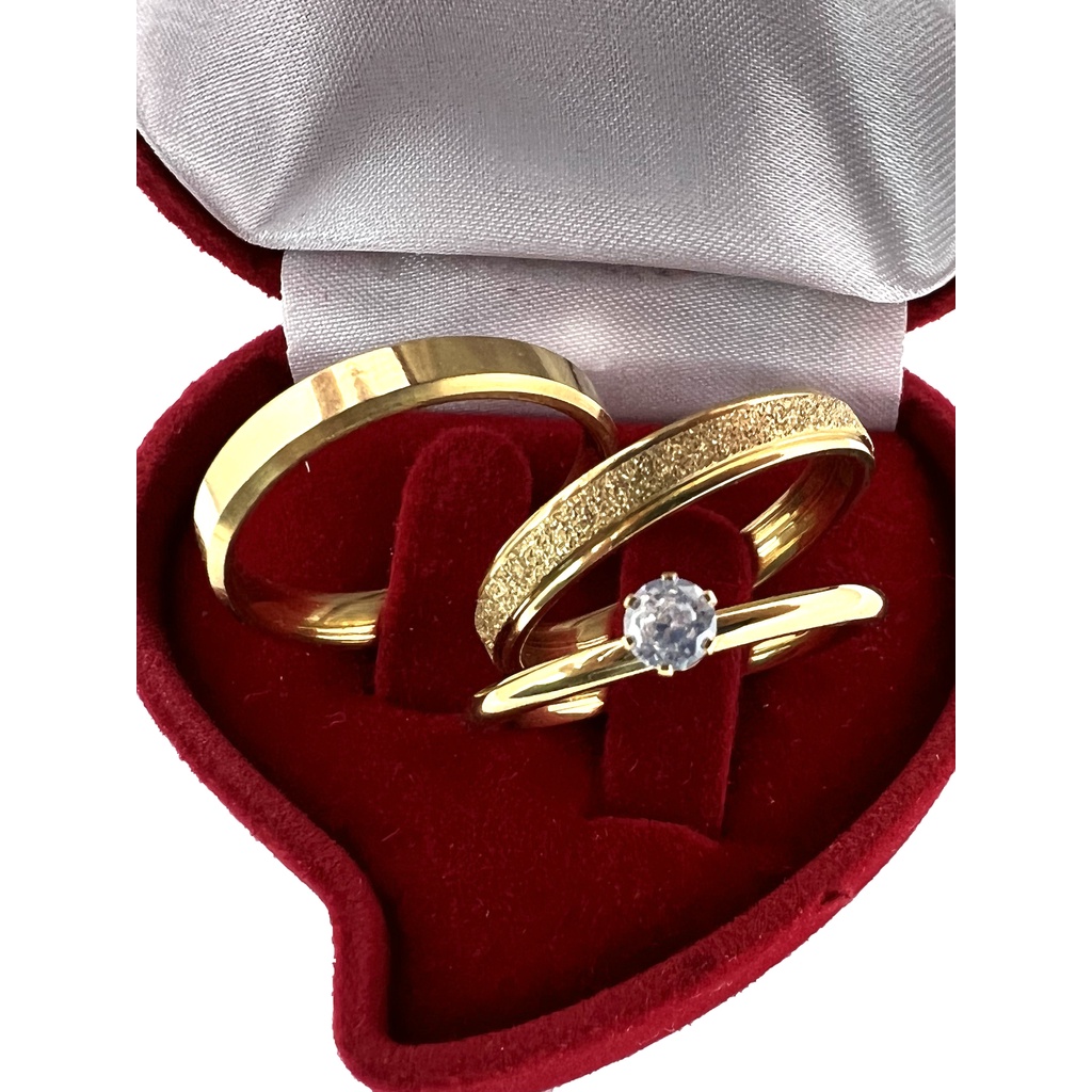 Par de Aliança de Noivado Banhada Anatômica Jateada x Lisa + Anel Solitário em Oferta na Shopee