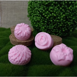 Kit 50 Sabonetes Flor com 4 modelos - Perfumados - 2,8cm x 1,4cm - lembrancinha várias cores revenda langerie brinde mulher presente casamento aniversário festa glicerina