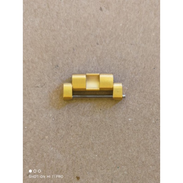 Um gomo/elo da pulseira do relógio Invicta Bolt Zeus feminino dourado