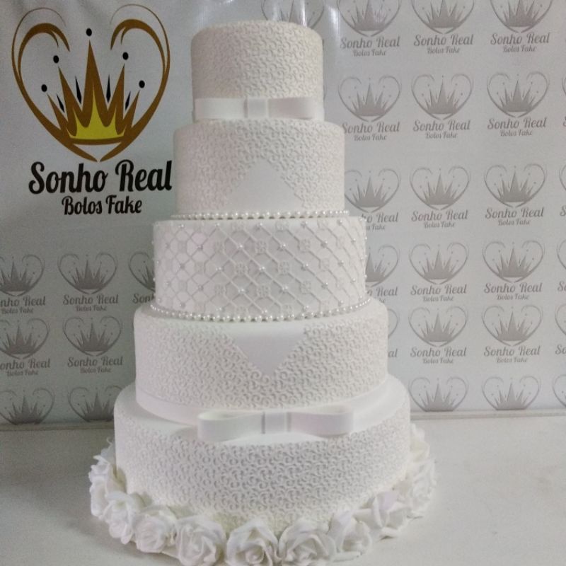 Bolo Fake Luxo casamento debutante branco com renda de biscuit 5 andares com flores realistas